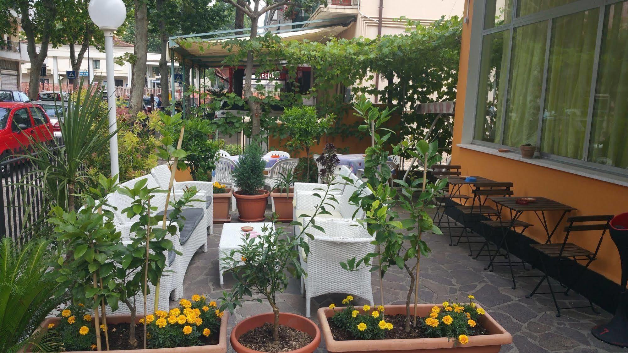 Hotel Villa Lorena Rimini Exterior photo